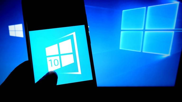 Ein Smartphone zeigt das Logo von Windows 10: Mit Hilfe einer App lässt sich der Rechner mit dem Handy koppeln.