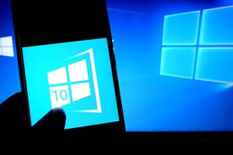 Ein Smartphone zeigt das Logo von Windows 10: Mit Hilfe einer App lässt sich der Rechner mit dem Handy koppeln.