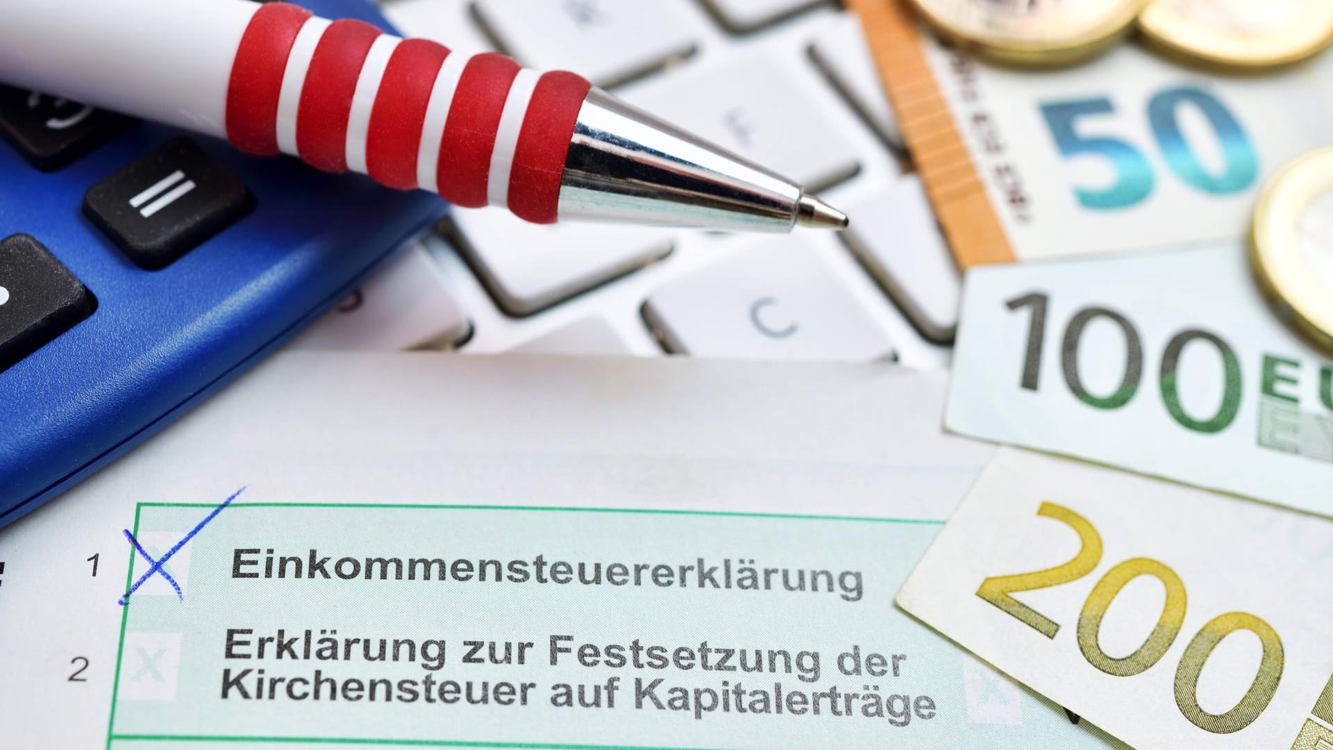 Einkommensteuererklärung: In Deutschland werden Reiche mit Einkünften über 500.000 Euro pro Jahr seltener überprüft. (Symbolbild)