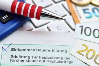 Einkommensteuererklärung: In Deutschland werden Reiche mit Einkünften über 500.000 Euro pro Jahr seltener überprüft. (Symbolbild)