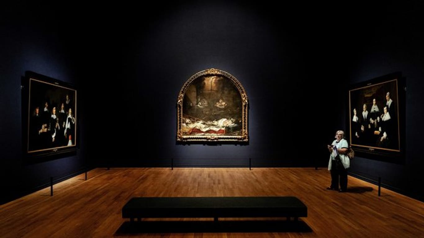 Die Gemälde "Regenten des Haarlem Oudemannenhuis", "Finis Gloriae Mundi" und "Regenten des Haarlem Oudemannenhuis" im Amsterdamer Reichsmuseum.