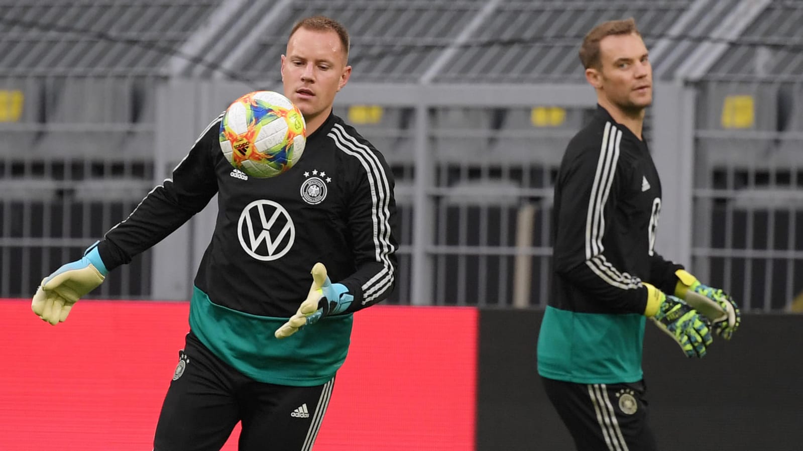 Marc-André ter Stegen (l.) und Manuel Neuer im DFB-Training: "Es gibt keinen Streit, den man besprechen müsste."