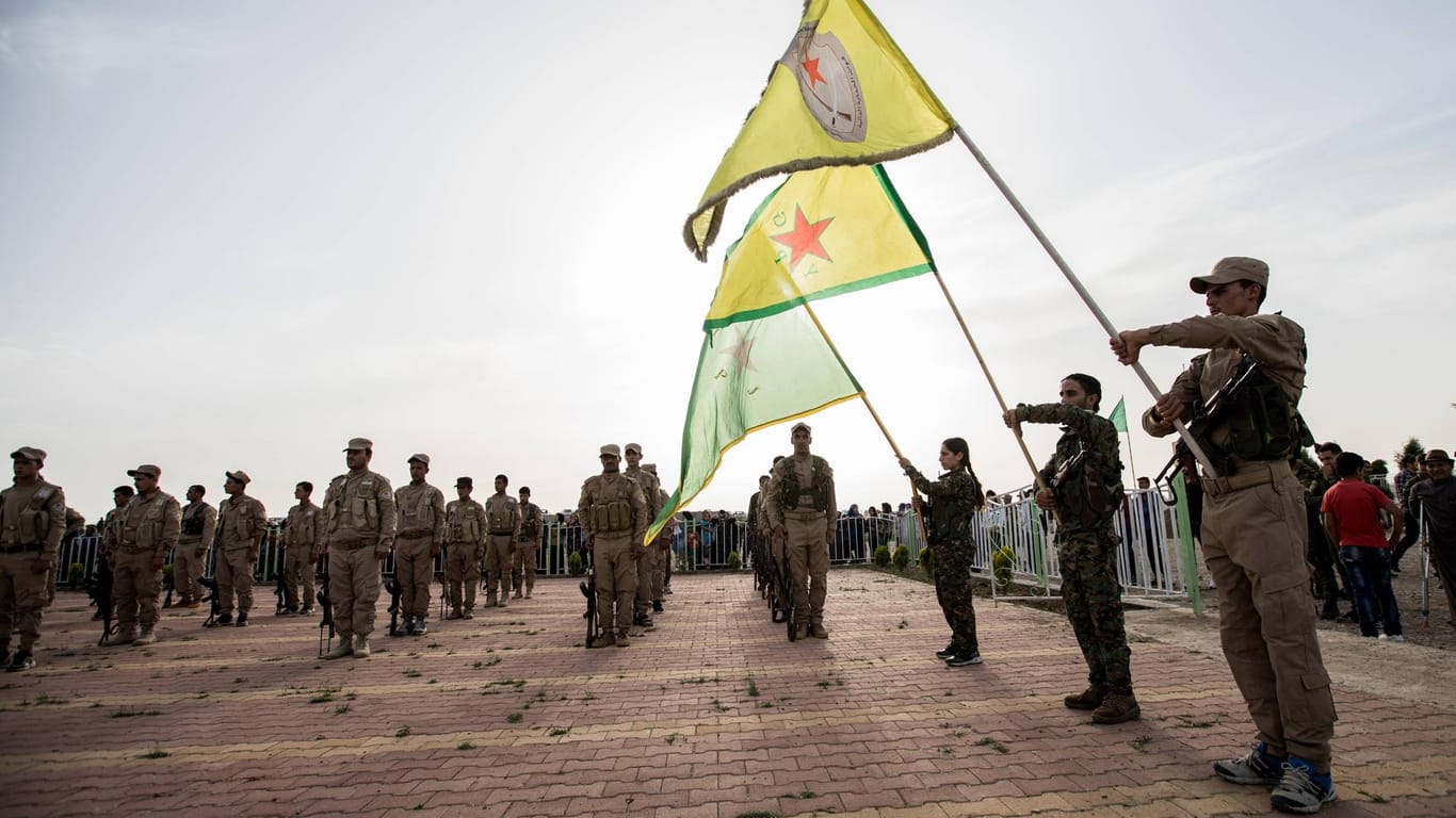 Begräbnisfeier für einen YPG-Kämpfer im Norden Syriens: Die Kurdenmiliz bereitet sich auf einen Angriff der türkischen Armee vor. (Archivfoto)
