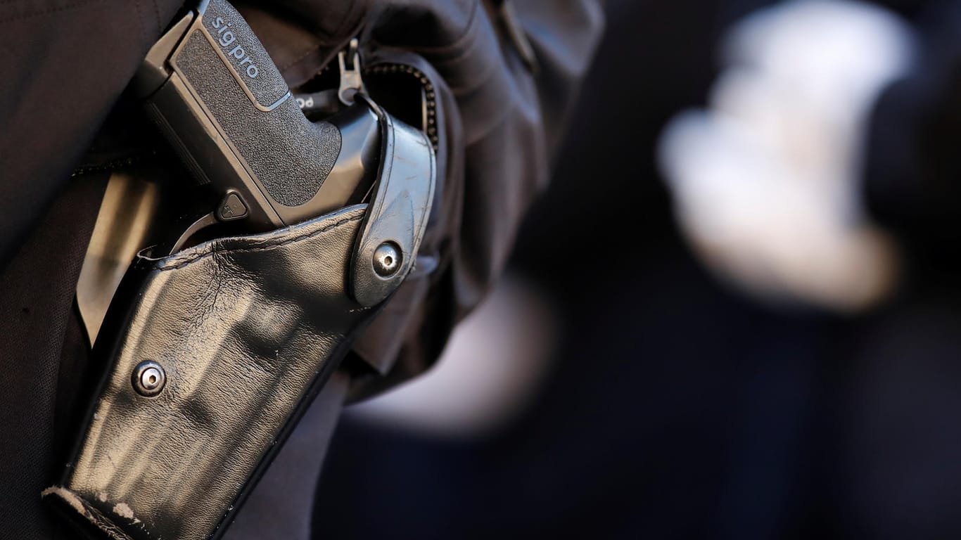 Die Waffe eines französischen Polizisten (Symbolbild): Auf dem Weg nach Paris ist eine zum Islam konvertierte Frau verhaftet worden.