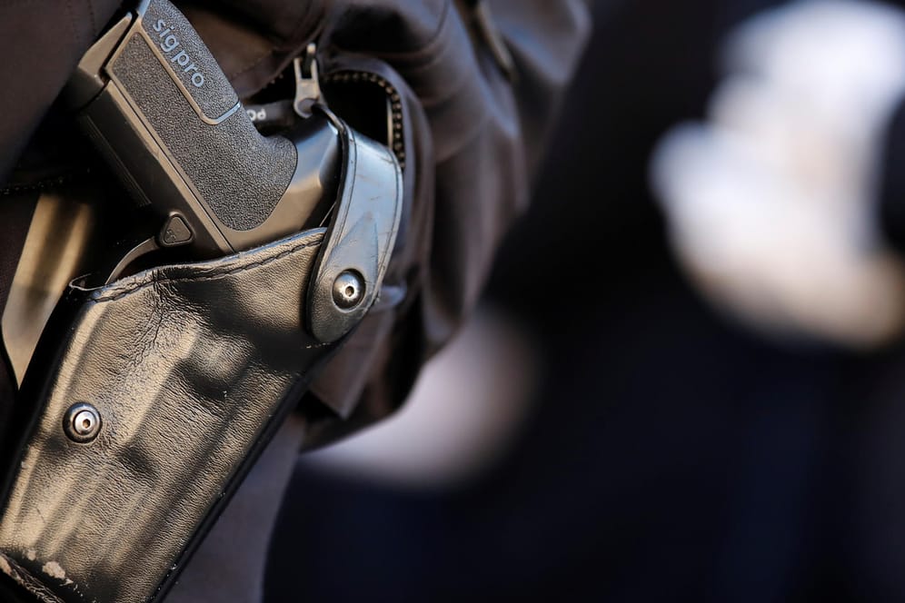 Die Waffe eines französischen Polizisten (Symbolbild): Auf dem Weg nach Paris ist eine zum Islam konvertierte Frau verhaftet worden.