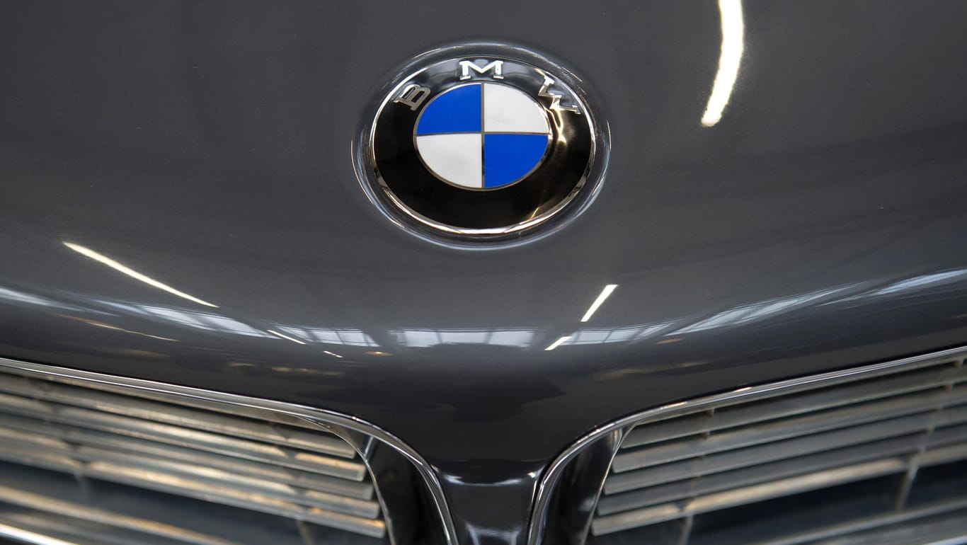 Logo BMW: Der Hersteller ruft fast 260.000 Autos in den USA zurück.