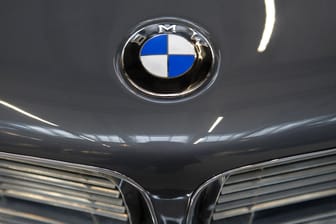 Logo BMW: Der Hersteller ruft fast 260.000 Autos in den USA zurück.