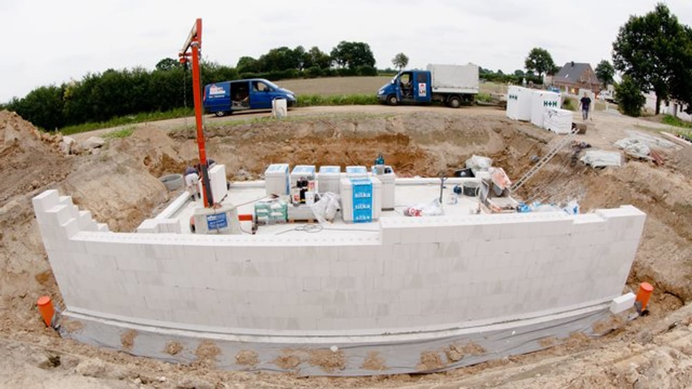 Wasserschäden vorbeugen: Beim Kellerbau müssen Bauherren den Grundwasserspiegel im Blick haben.
