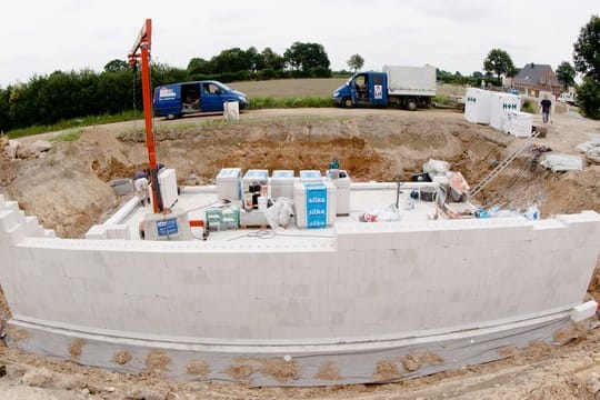 Wasserschäden vorbeugen: Beim Kellerbau müssen Bauherren den Grundwasserspiegel im Blick haben.