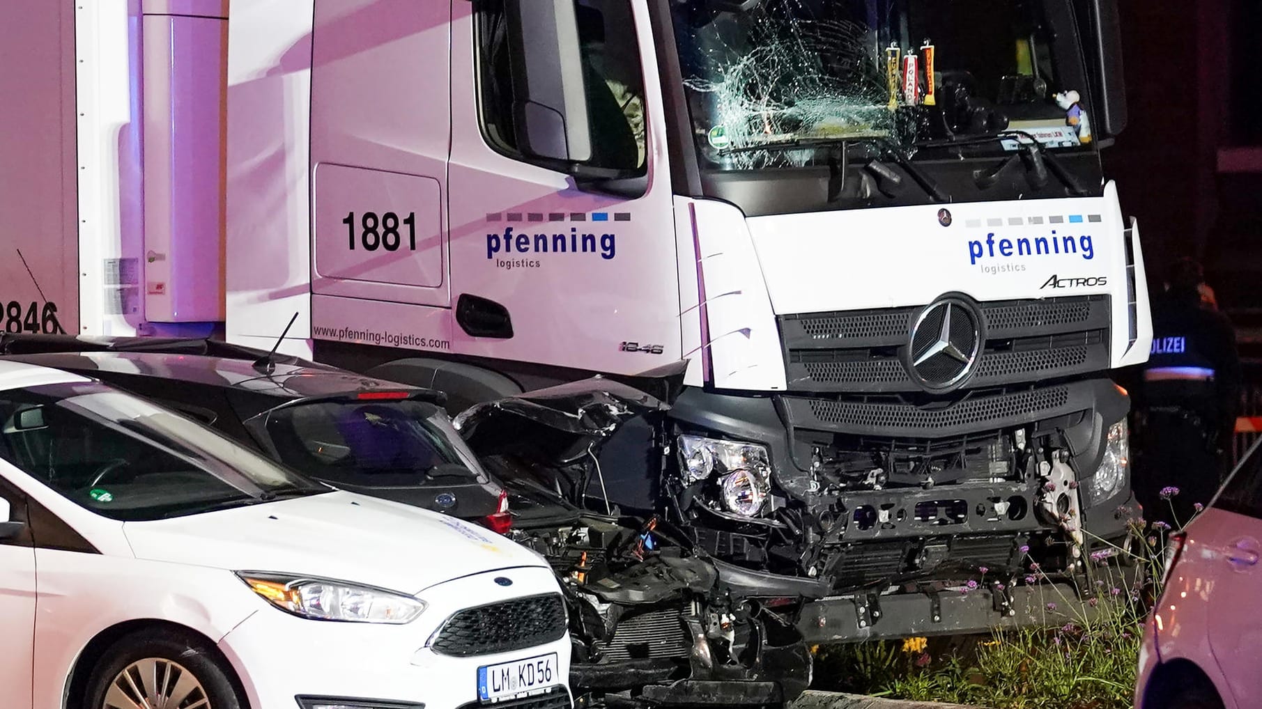 Glück im Unglück: Ein Lkw rast ungebremst in wartende Autos. Zu Tode kommt niemand, doch der Schock sitzt tief. Dennoch hat Limburg sich schnell wieder aufgerappelt. Stimmungsmache halten die meisten für den falschen Weg.