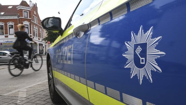 Ein Einsatzwagen der Polizei mit Bremen (Symbolfoto): Unbekannte haben eine Paketbotin überfallen. Ein Einsatzwagen der Polizei mit Bremen (Symbolfoto): Unbekannte haben eine Paketbotin überfallen.