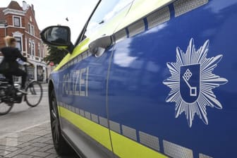 Ein Einsatzwagen der Polizei mit Bremen (Symbolfoto): Unbekannte haben eine Paketbotin überfallen.