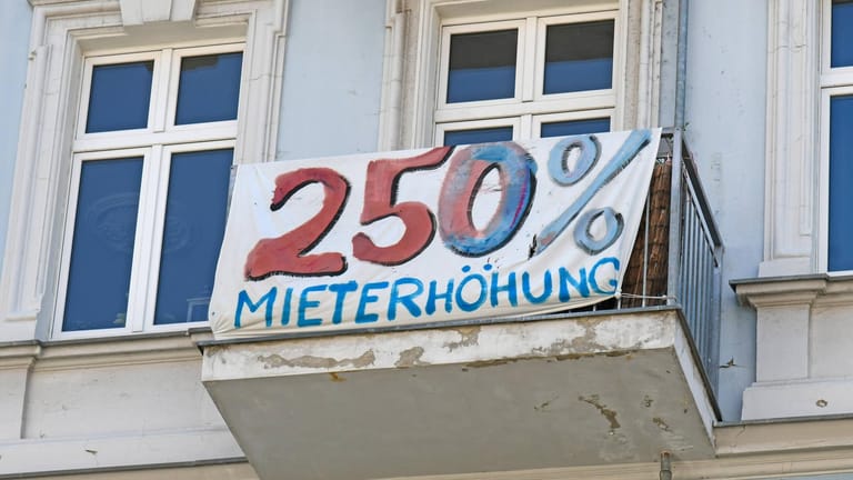 Protestplakat gegen Mieterhöhung in Berlin: Mit dem Gesetzesentwurf soll die Dynamik der Mietentwicklung bis 2025 weiter gedämpft werden. (Archivbild)