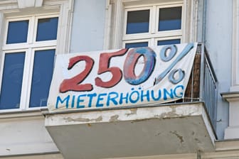 Protestplakat gegen Mieterhöhung in Berlin: Mit dem Gesetzesentwurf soll die Dynamik der Mietentwicklung bis 2025 weiter gedämpft werden. (Archivbild)
