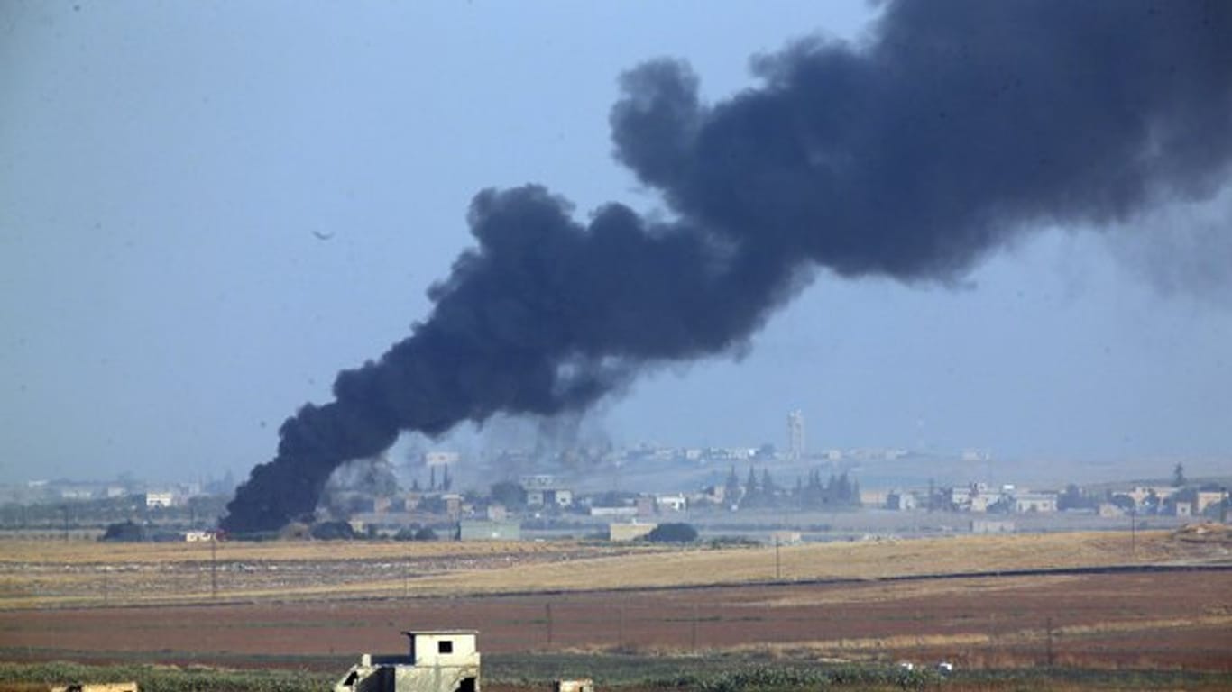 Rauch steigt bei einer Militäroffensive gegen kurdische Milizen in Nordsyrien auf.