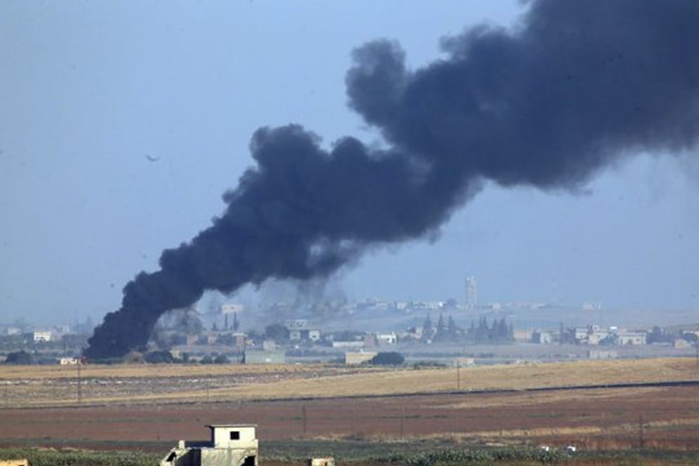 Rauch steigt bei einer Militäroffensive gegen kurdische Milizen in Nordsyrien auf.