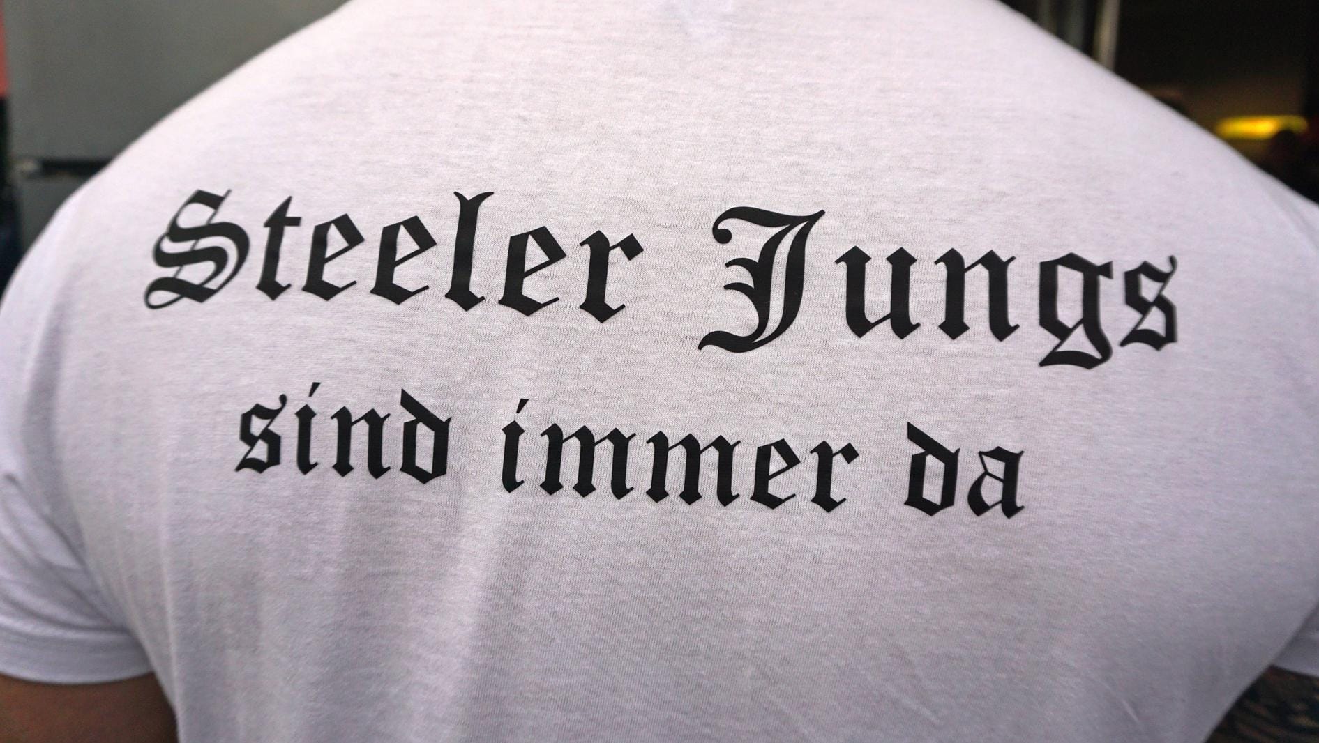 T-Shirt mit dem Schriftzug der "Steeler Jungs" in Essen: Immer wieder machen vermeintliche Bürgerwehren auf sich aufmerksam. Hinter ihnen stehen Neonazis.