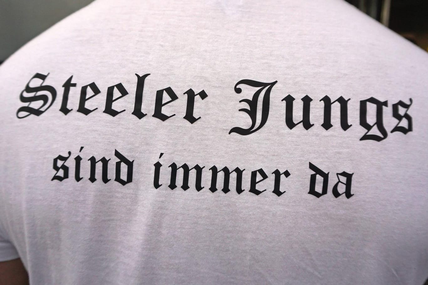 T-Shirt mit dem Schriftzug der "Steeler Jungs" in Essen: Immer wieder machen vermeintliche Bürgerwehren auf sich aufmerksam. Hinter ihnen stehen Neonazis.