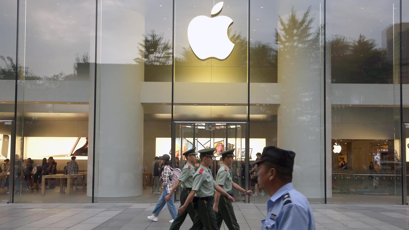 Polizei vor einem Apple Store in Peking: Der Technologiekonzern bietet eine mobile Verkehrsapp an. (Archivbild)