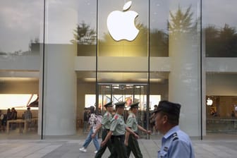 Polizei vor einem Apple Store in Peking: Der Technologiekonzern bietet eine mobile Verkehrsapp an. (Archivbild)