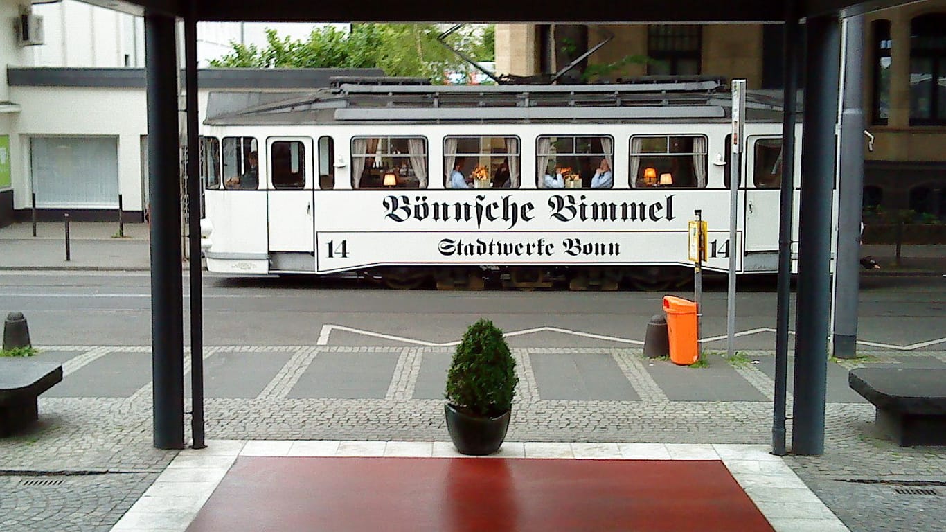Bönnsche Bimmel: Die historische Bahn aus Bonn trat ihre letzte Fahrt an.