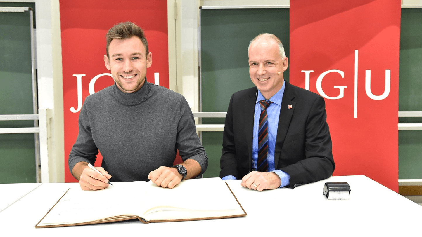 Weltmeister Martin Kaul trägt sich in Goldenes Buch der Uni Mainz ein: Die Hochschule würdigt "ihren" Studenten.