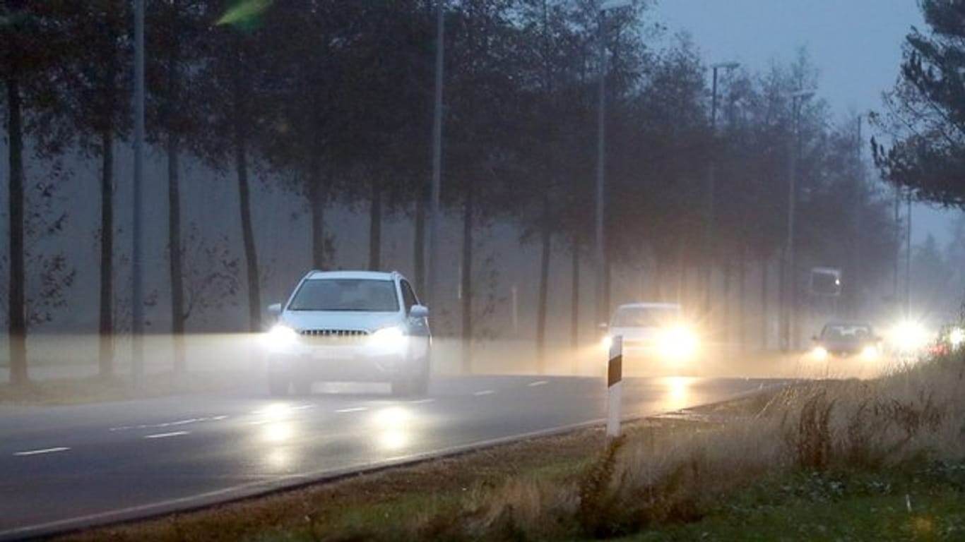 Gerade im Herbst und Winter ist gutes Scheinwerferlicht für Autofahrer unerlässlich - Ersatzlampen müssen dabei nicht teuer sein.