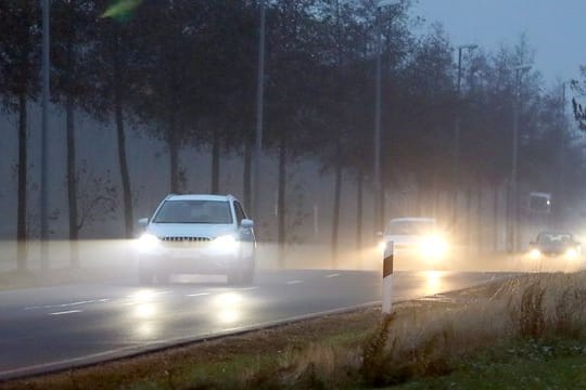 Gerade im Herbst und Winter ist gutes Scheinwerferlicht für Autofahrer unerlässlich - Ersatzlampen müssen dabei nicht teuer sein.