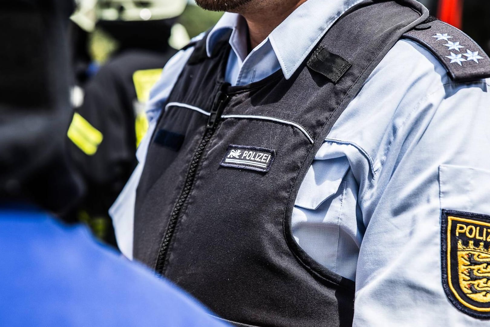 Ein Polizist in Uniform (Symbolbild): Am Dienstag wurde eine 23-jährige Gesuchte inhaftiert, die unter einem anderen Vorwand auf der Wache auftauchte.