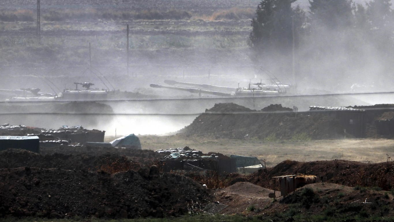 Türkei, Sanliurfa: Artilleriegeschütze der türkischen Streitkräfte werden an ihre neuen Positionen nahe der Grenze zu Syrien in der türkischen Provinz Sanliurfa gebracht.