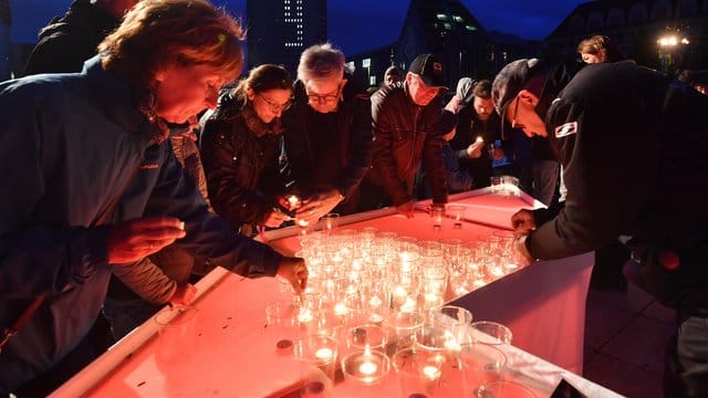 Bürgerinnen und Bürger bringen mit Kerzen den Schriftzug "Leipzig 89" auf dem Augustusplatz zum Leuchten.