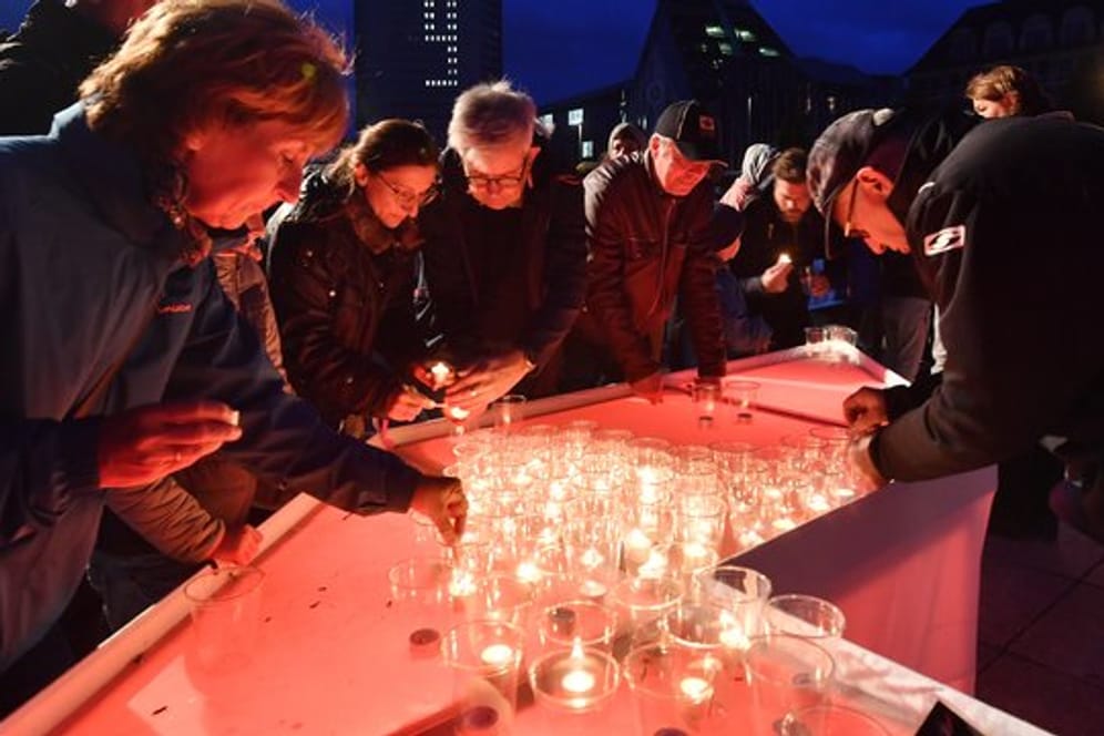 Bürgerinnen und Bürger bringen mit Kerzen den Schriftzug "Leipzig 89" auf dem Augustusplatz zum Leuchten.