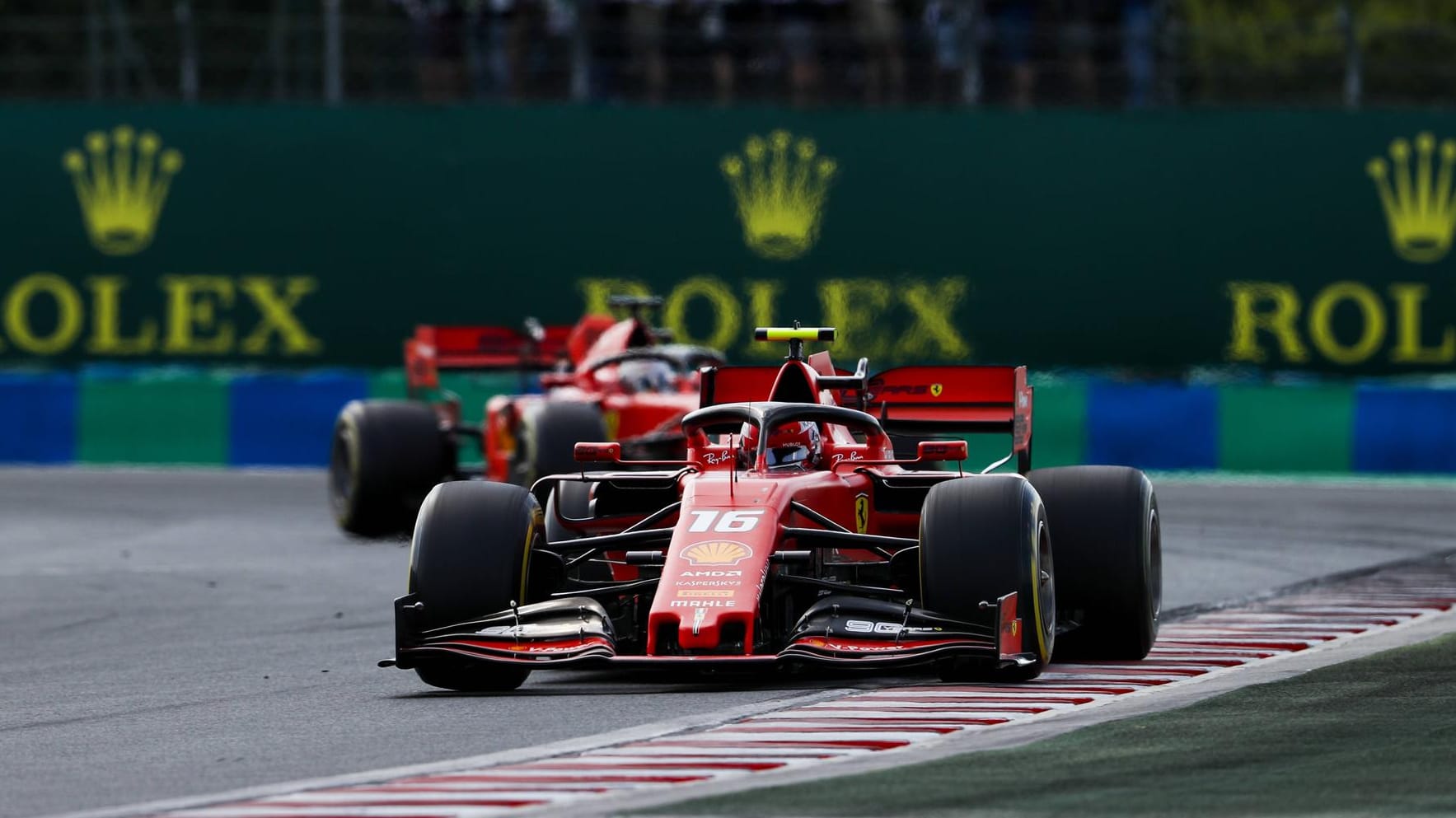 Mit 215 WM-Punkten liegt Leclerc bislang vor Vettel mit 194 Punkten.