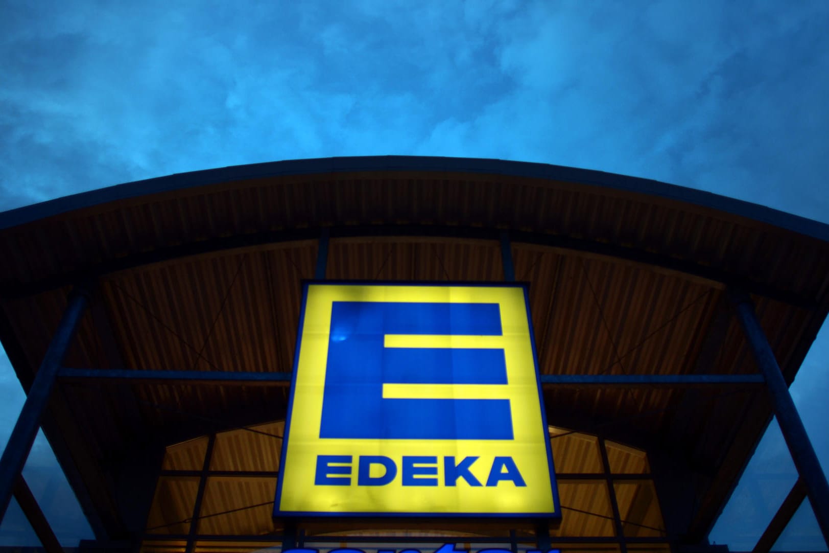 Leuchtreklame Edeka-Markt: Edeka erhofft sich mit Naturkind vor allem ein Neugeschäft. Leuchtreklame Edeka-Markt: Edeka erhofft sich mit Naturkind vor allem ein Neugeschäft.