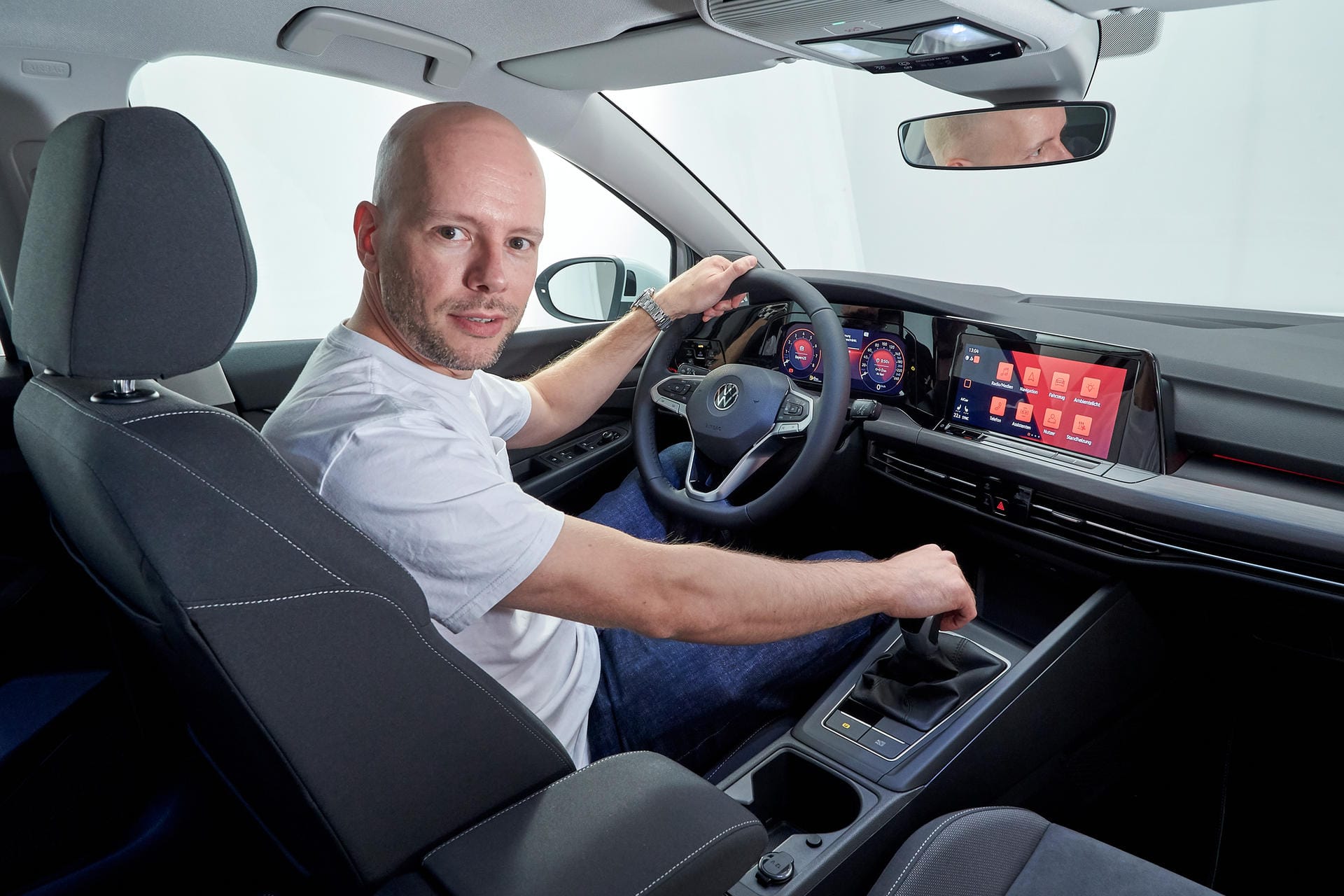 Digitales Cockpit: Wesentliche Funktionen lassen sich am Touchscreen steuern – oder per Sprachbefehl. Ein 8-Zoll-Bildschirm ist Teil der Basisausstattung, das größere 10-Zoll-Display gibt es gegen Aufpreis.