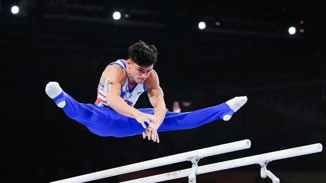 Der russische Turner Artur Dalalojan zeigt sein Können am Barren.