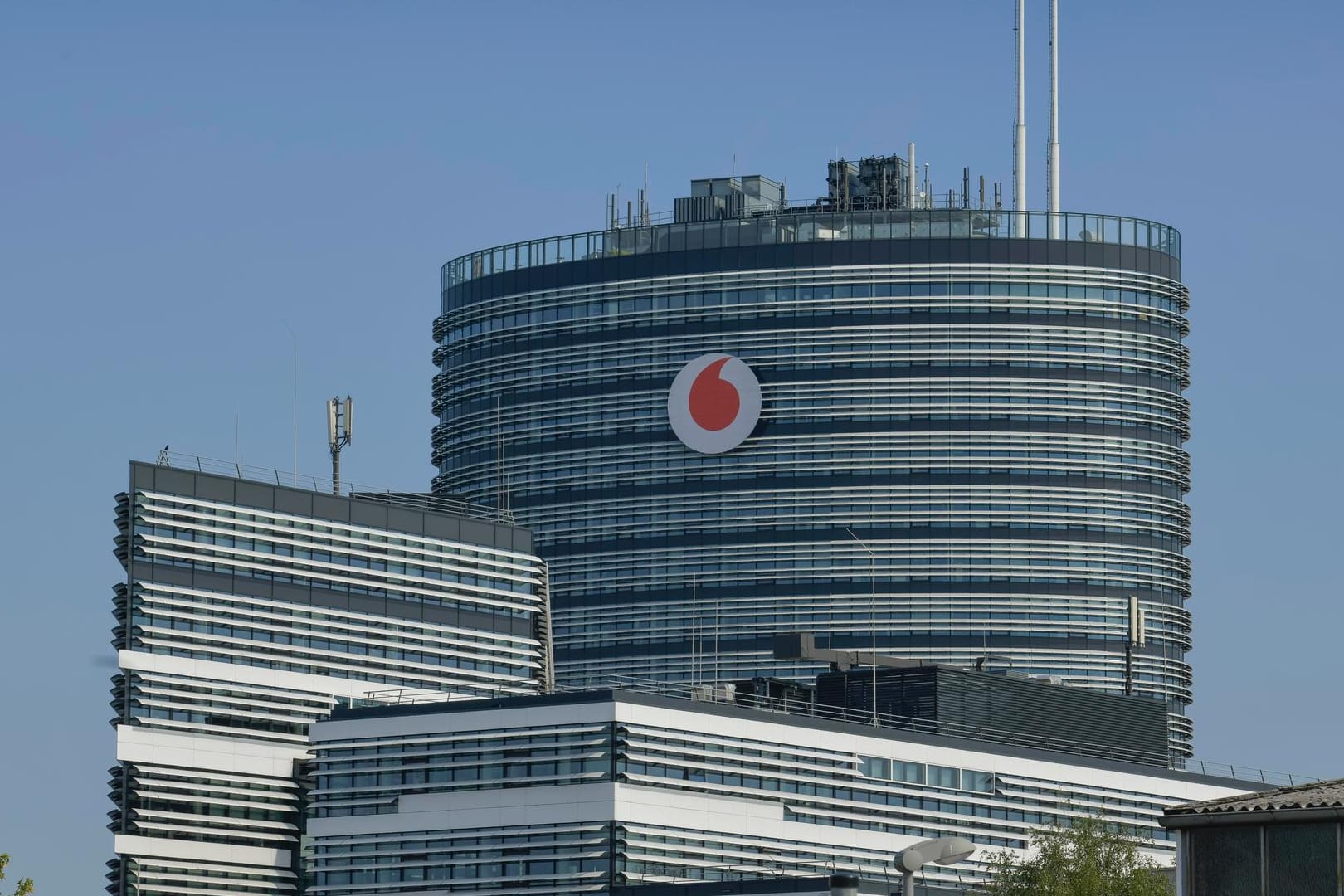 Deutschlandzentrale von Vodafone in Düsseldorf: Der Konzern will sich in seinen bestehenden Filialen mehr auf "Erlebnisse" konzentrieren. Deutschlandzentrale von Vodafone in Düsseldorf: Der Konzern will sich in seinen bestehenden Filialen mehr auf "Erlebnisse" konzentrieren.