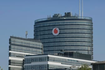 Deutschlandzentrale von Vodafone in Düsseldorf: Der Konzern will sich in seinen bestehenden Filialen mehr auf "Erlebnisse" konzentrieren.