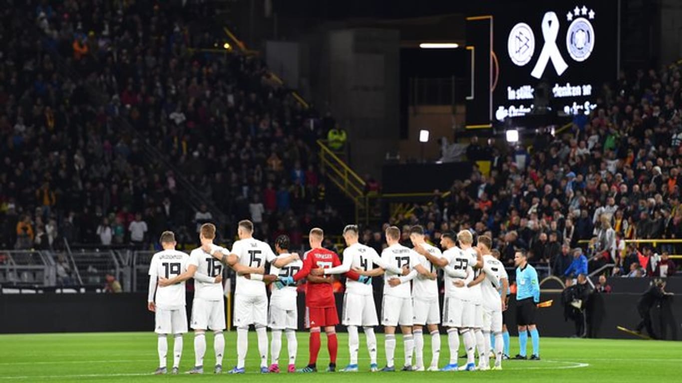 Die deutsche Nationalmannschaft hält vor dem Spiel eine Schweigeminute für die Opfer von Halle an der Saale ab.