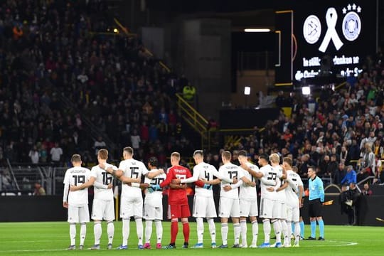 Die deutsche Nationalmannschaft hält vor dem Spiel eine Schweigeminute für die Opfer von Halle an der Saale ab.