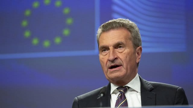 Günther Oettinger (CDU), der scheidende deutsche EU-Kommissar, spricht während einer Pressekonferenz über die Haushaltsplanungen für die Zeit 2021 bis 2027. Günther Oettinger (CDU), der scheidende deutsche EU-Kommissar, spricht während einer Pressekonferenz über die Haushaltsplanungen für die Zeit 2021 bis 2027.