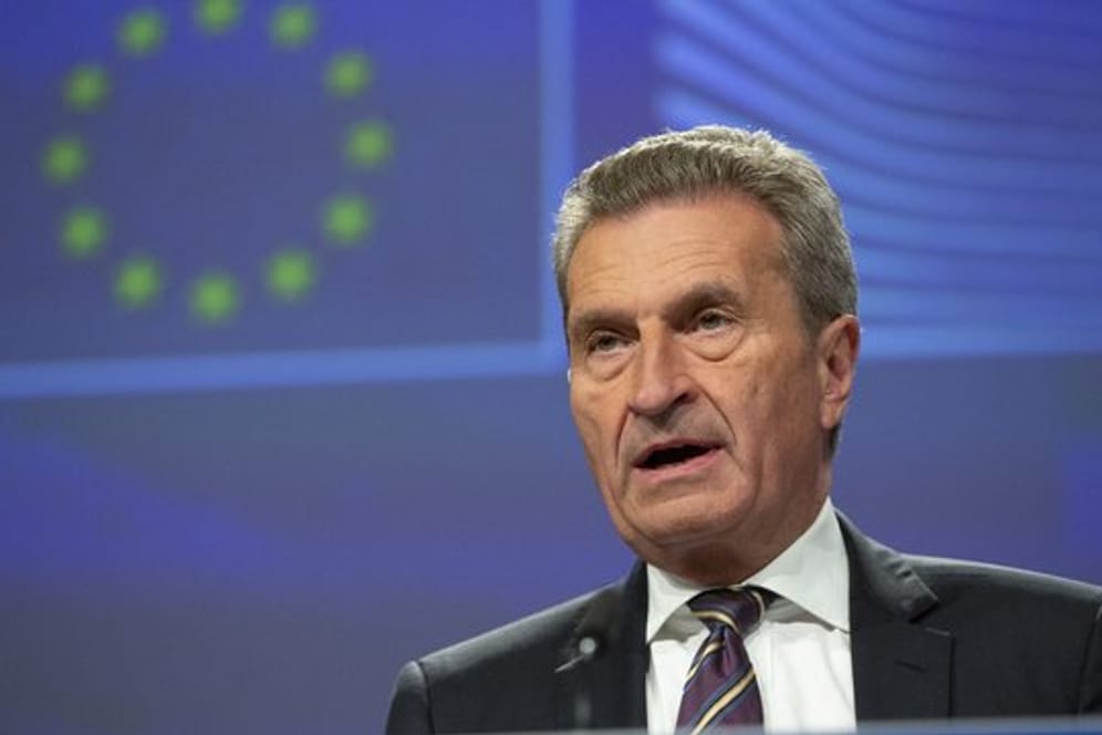 Günther Oettinger (CDU), der scheidende deutsche EU-Kommissar, spricht während einer Pressekonferenz über die Haushaltsplanungen für die Zeit 2021 bis 2027.