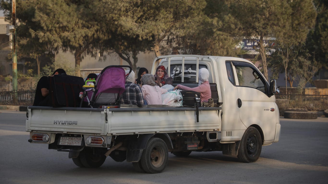 Frauen und Kinder auf einem Kleintransporter: Viele Menschen fliehen aus der syrischen Grenzstadt Sari Kani.