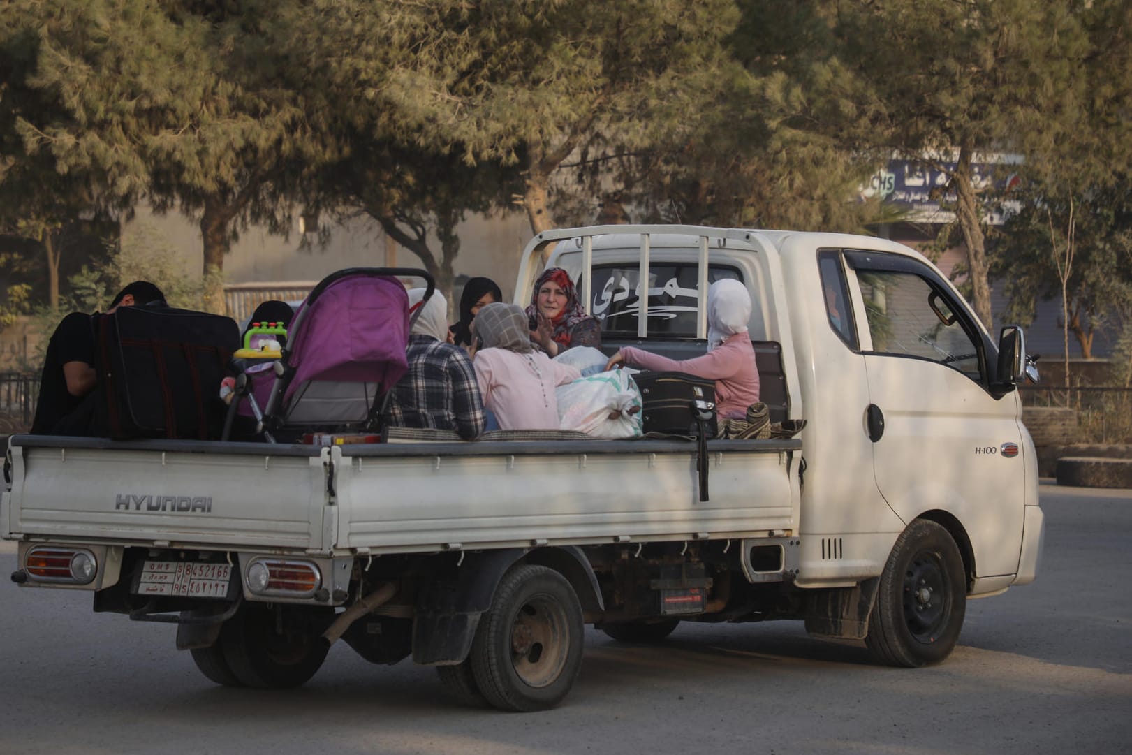 Frauen und Kinder auf einem Kleintransporter: Viele Menschen fliehen aus der syrischen Grenzstadt Sari Kani.