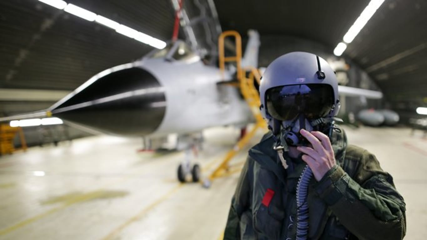 Ein Waffensystemoffizier des Taktischen Aufklärungsgeschwaders 51 "Immelmann" steht auf dem Fliegerhorst vor einem Tornado-Aufklärungsflugzeug.