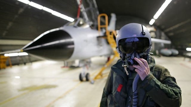 Ein Waffensystemoffizier des Taktischen Aufklärungsgeschwaders 51 "Immelmann" steht auf dem Fliegerhorst vor einem Tornado-Aufklärungsflugzeug. Ein Waffensystemoffizier des Taktischen Aufklärungsgeschwaders 51 "Immelmann" steht auf dem Fliegerhorst vor einem Tornado-Aufklärungsflugzeug.