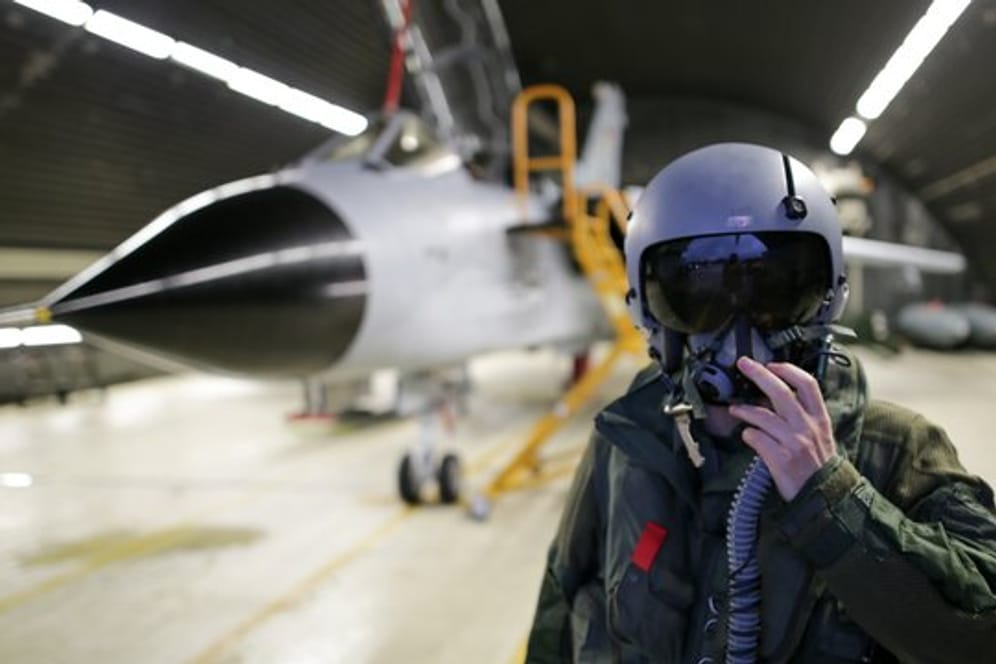 Ein Waffensystemoffizier des Taktischen Aufklärungsgeschwaders 51 "Immelmann" steht auf dem Fliegerhorst vor einem Tornado-Aufklärungsflugzeug.
