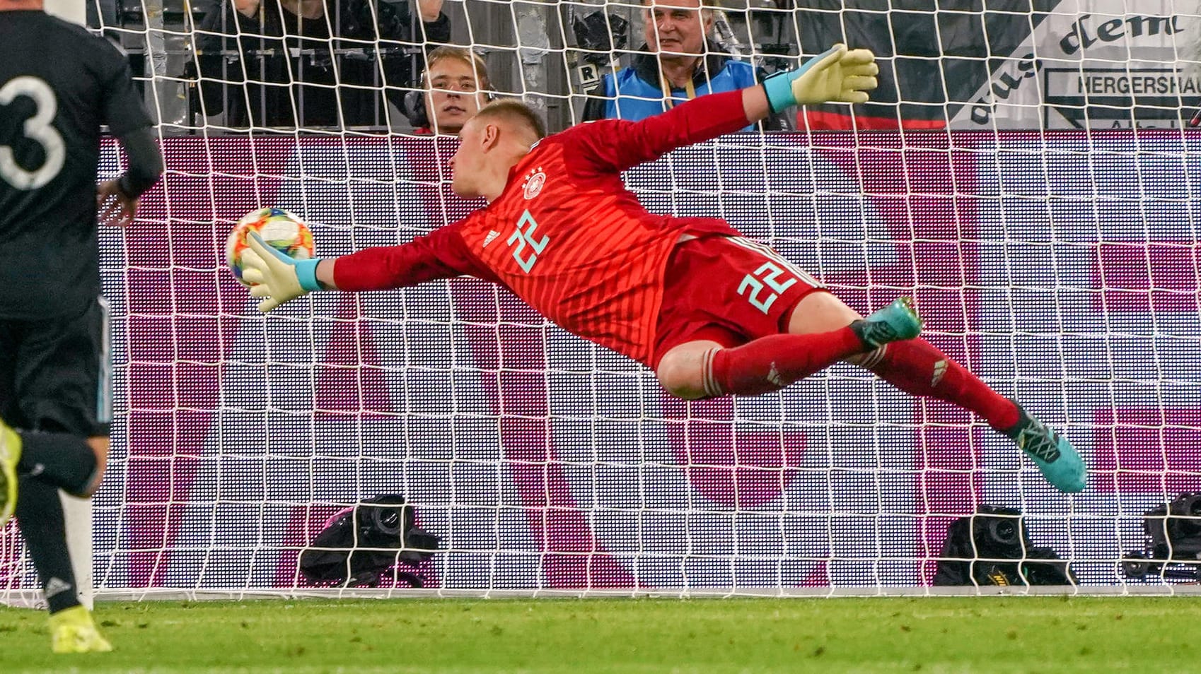 Später argentinischer Ausgleich: Auch der ansonsten gut aufgelegte DFB-Torwart Marc-Andre ter Stegen (r.) konnte den Treffer zum 2:2-Endstand nicht verhindern.