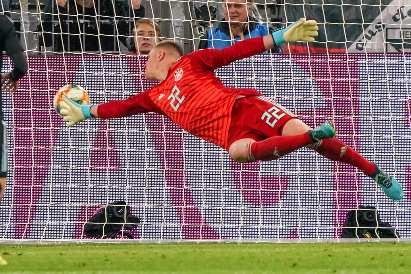 Später argentinischer Ausgleich: Auch der ansonsten gut aufgelegte DFB-Torwart Marc-Andre ter Stegen (r.) konnte den Treffer zum 2:2-Endstand nicht verhindern.