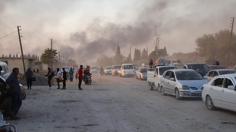 Nach einem Luftangriff auf das syrische Dorf Ras al-Ayn ist Rauch am Himmel zu sehen.